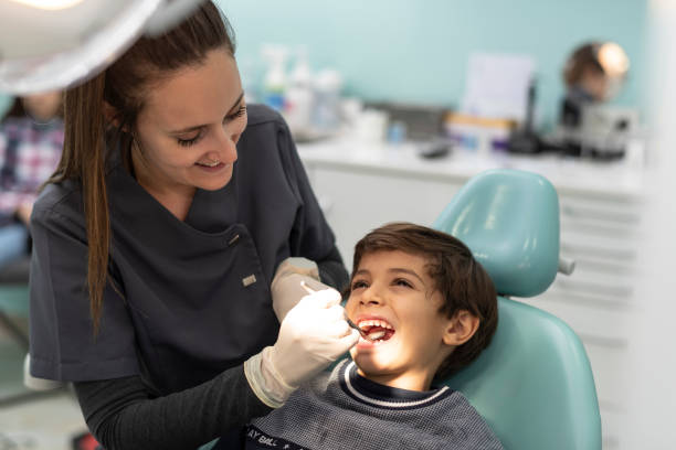 Best Emergency Tooth Extraction  in Mountain View Acres, CA